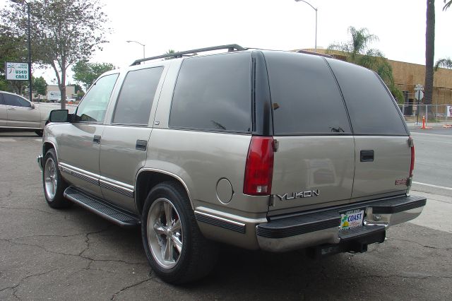 GMC Yukon 1999 photo 2
