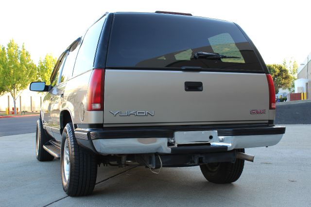 GMC Yukon 1999 photo 2