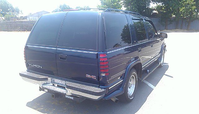 GMC Yukon 1999 photo 2