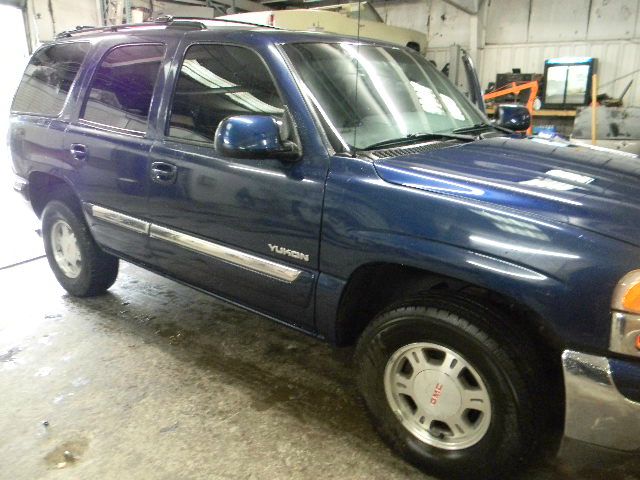 GMC Yukon 2000 photo 2