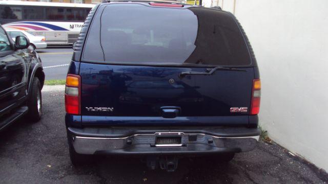 GMC Yukon 2003 photo 2