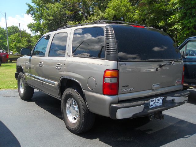 GMC Yukon 2003 photo 2