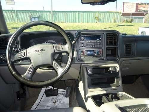 GMC Yukon 2003 photo 2