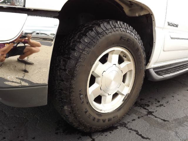 GMC Yukon 2004 photo 2