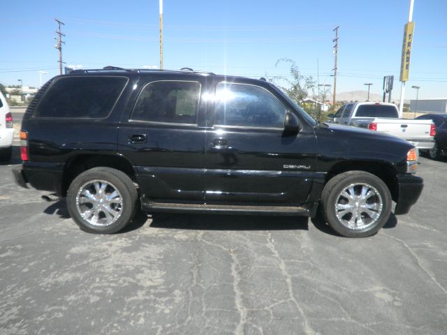 GMC Yukon 2004 photo 2