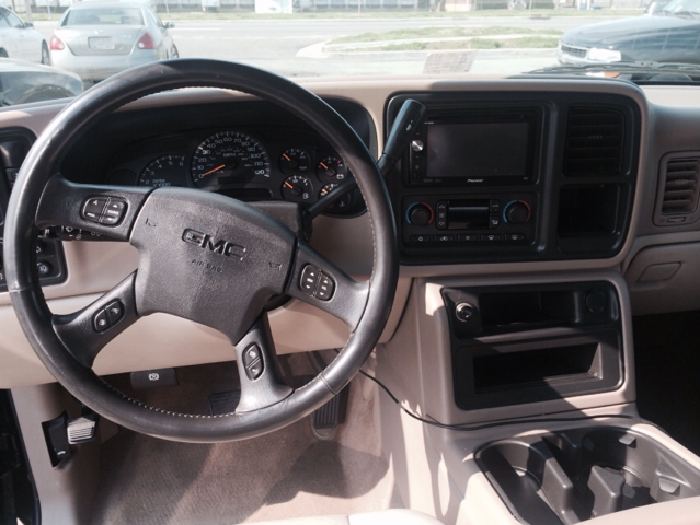 GMC Yukon 2004 photo 2