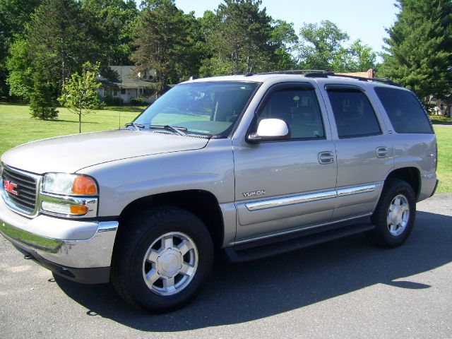 GMC Yukon 2004 photo 2