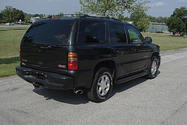 GMC Yukon 2004 photo 2