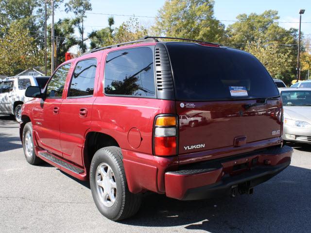 GMC Yukon 2004 photo 2