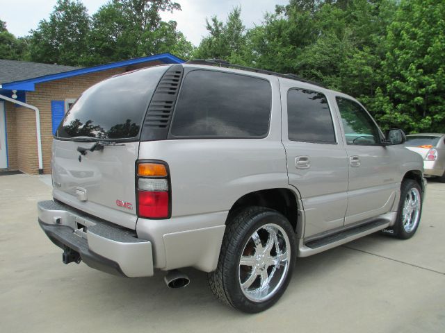 GMC Yukon 2004 photo 1