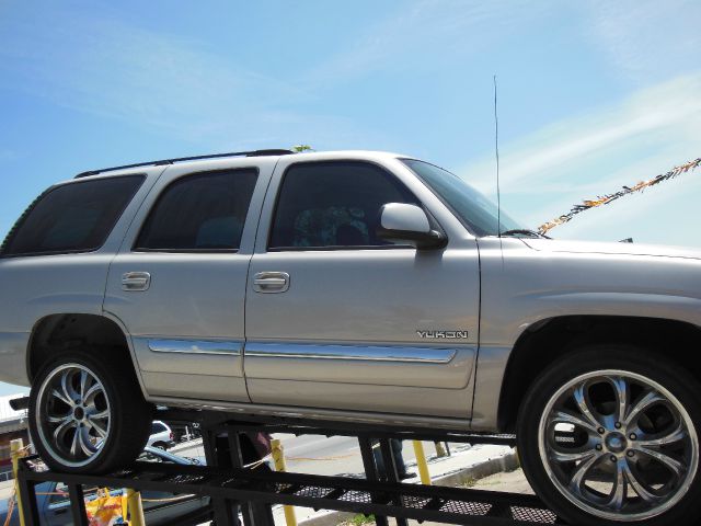 GMC Yukon 2005 photo 2