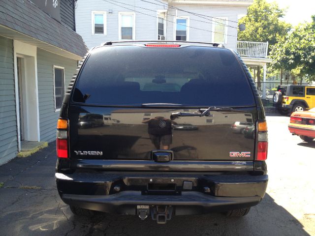 GMC Yukon 2005 photo 2