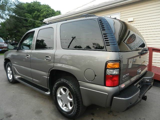 GMC Yukon 2005 photo 2
