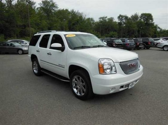 GMC Yukon 2009 photo 2
