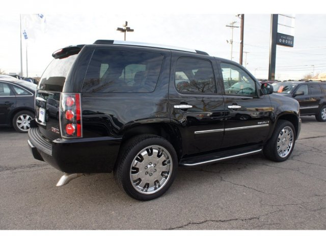 GMC Yukon 2009 photo 2