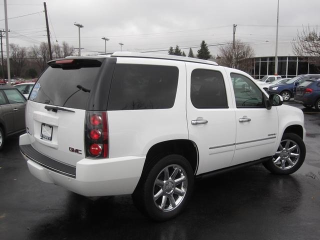 GMC Yukon 2009 photo 2