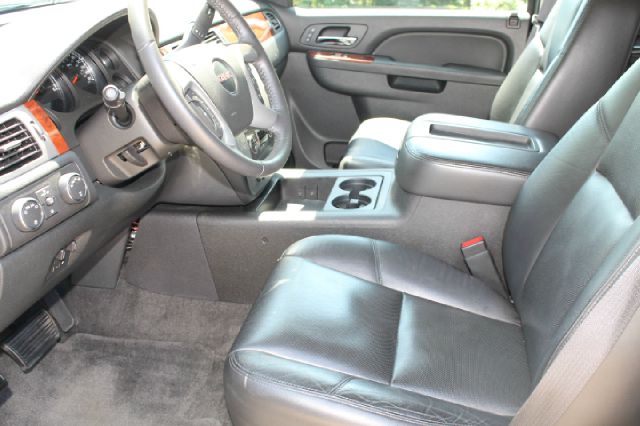 GMC Yukon 2010 photo 1