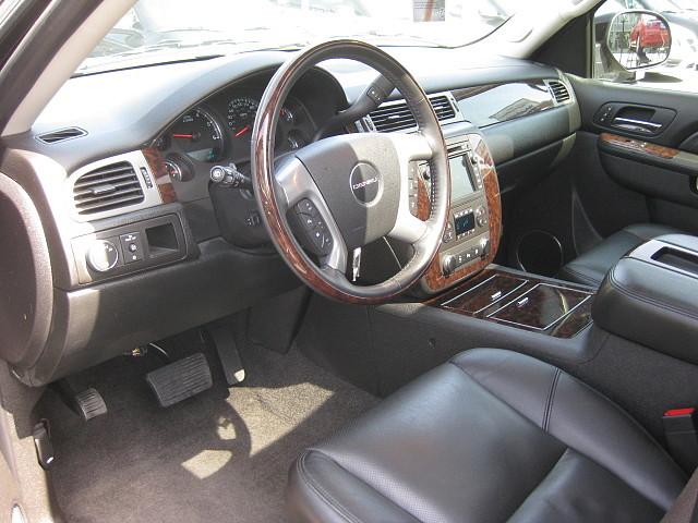 GMC Yukon 2010 photo 1