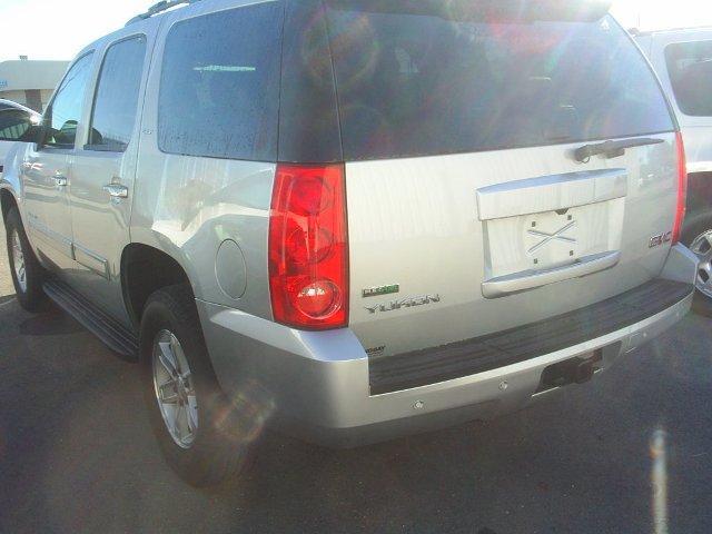 GMC Yukon 2010 photo 2