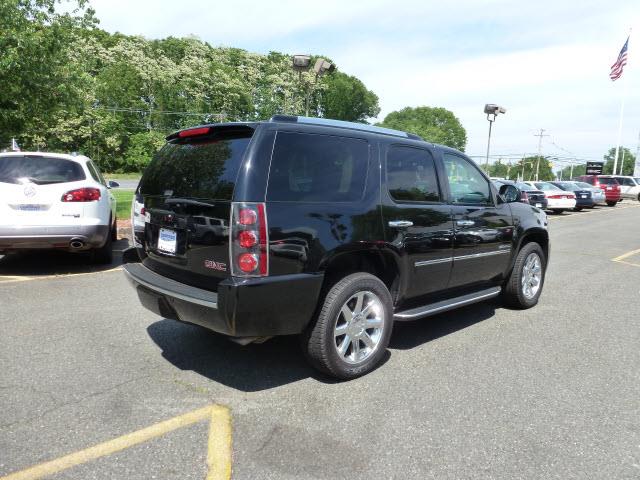 GMC Yukon 2010 photo 2