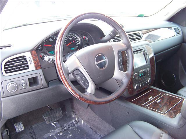 GMC Yukon 2011 photo 2