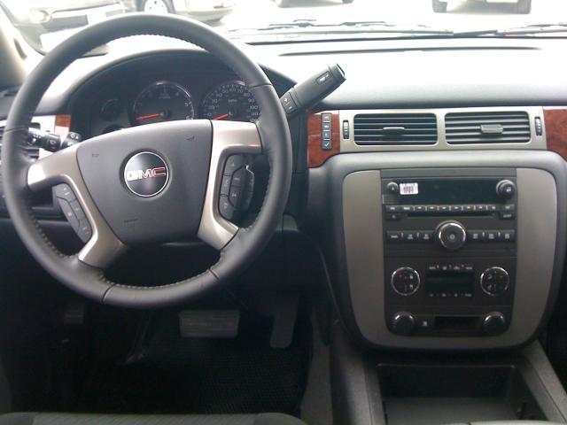 GMC Yukon 2011 photo 2