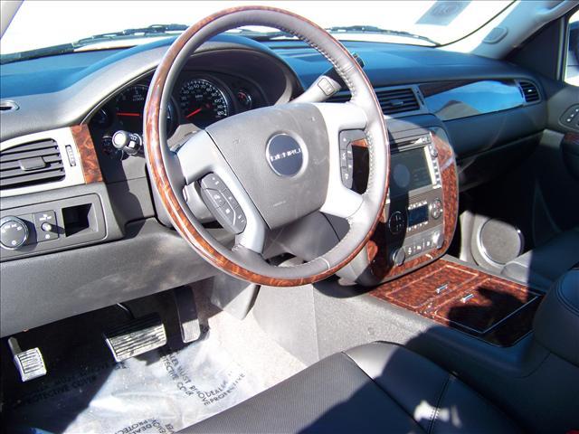 GMC Yukon 2011 photo 2