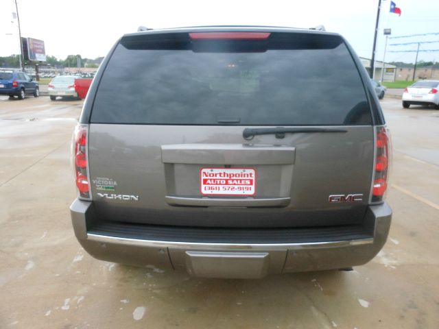 GMC Yukon 2011 photo 2