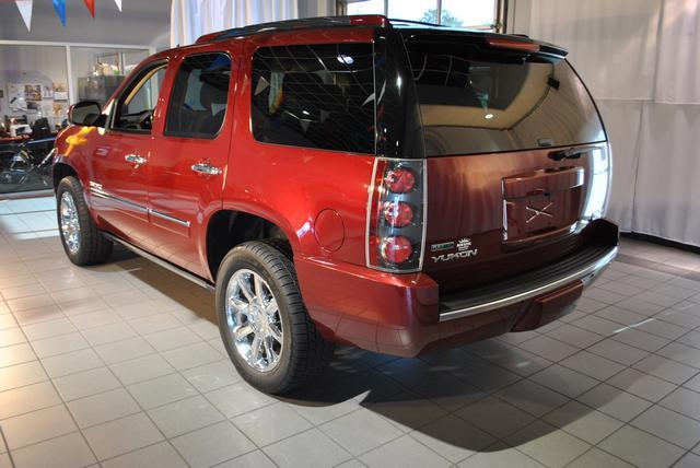 GMC Yukon 2011 photo 1