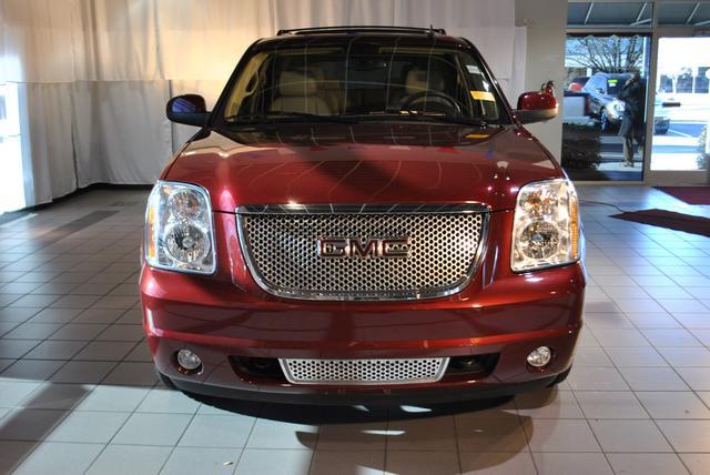 GMC Yukon 2011 photo 2