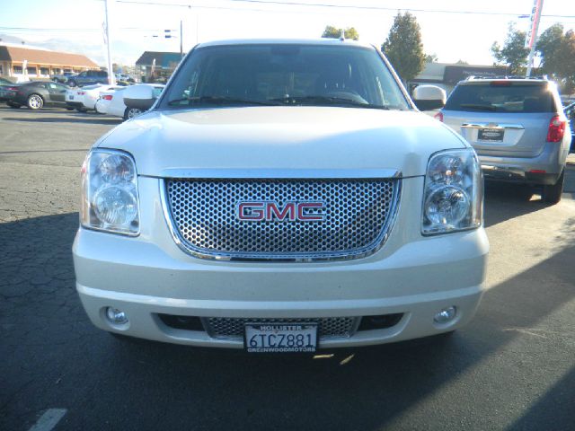 GMC Yukon 2011 photo 1