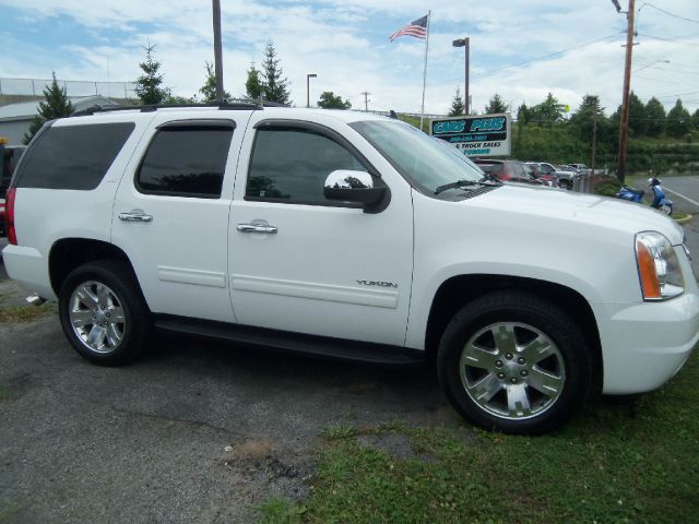 GMC Yukon 2011 photo 2