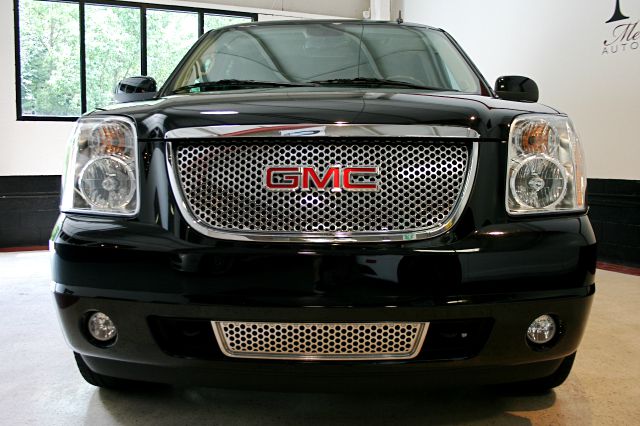 GMC Yukon 2012 photo 2
