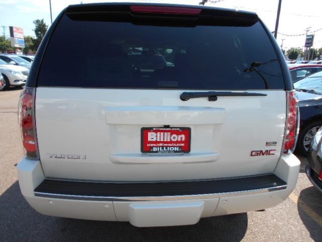 GMC Yukon 2014 photo 2