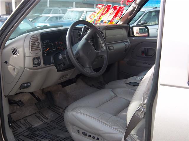 GMC Yukon Denali 1999 photo 2