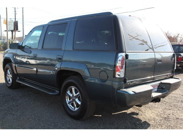 GMC Yukon Denali 2000 photo 2
