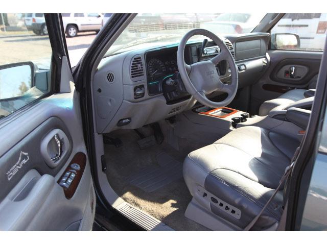 GMC Yukon Denali 2000 photo 3