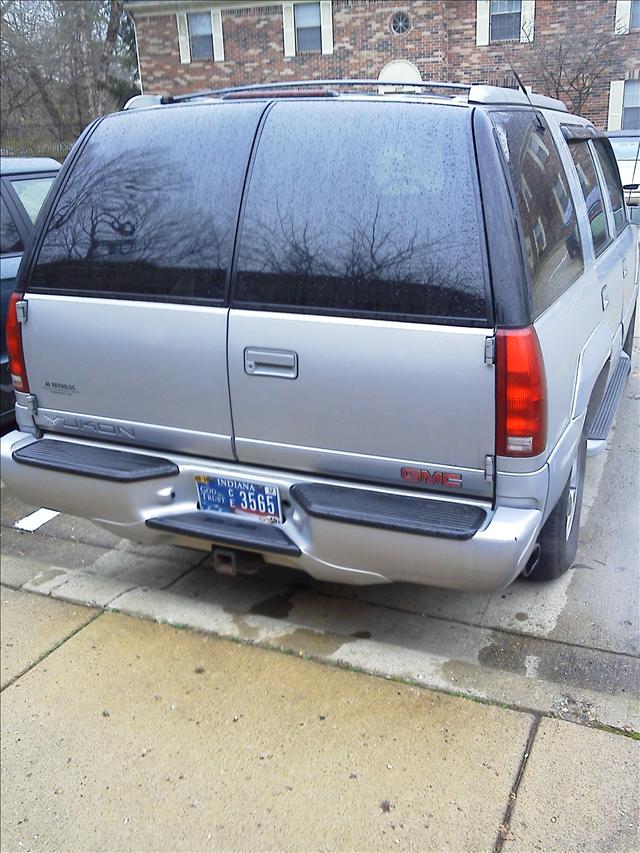 GMC Yukon Denali 2000 photo 2