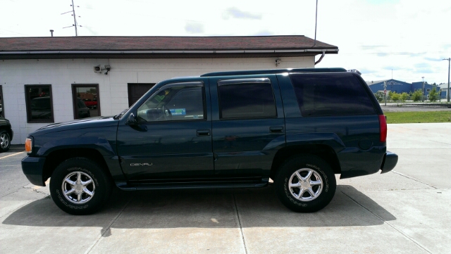 GMC Yukon Denali 2000 photo 10