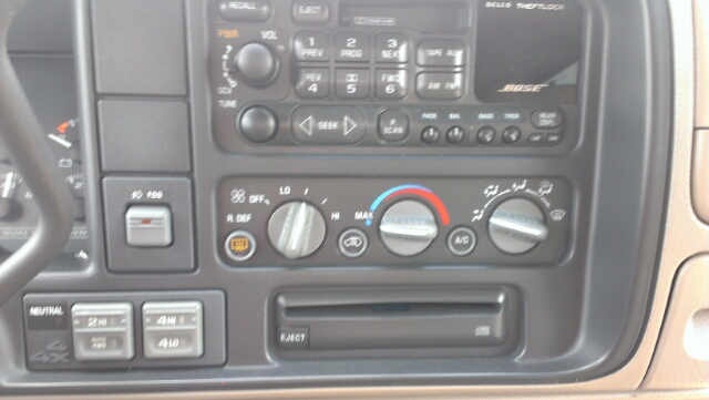 GMC Yukon Denali 2000 photo 14