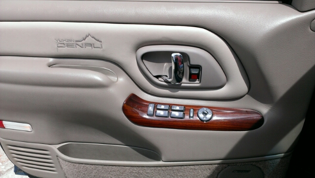 GMC Yukon Denali 2000 photo 17
