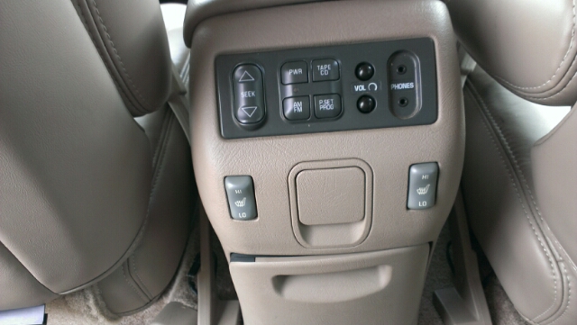 GMC Yukon Denali 2000 photo 2
