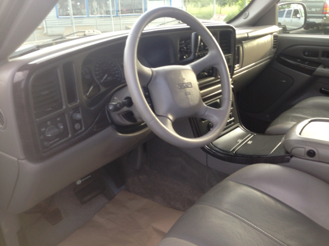 GMC Yukon Denali 2001 photo 2