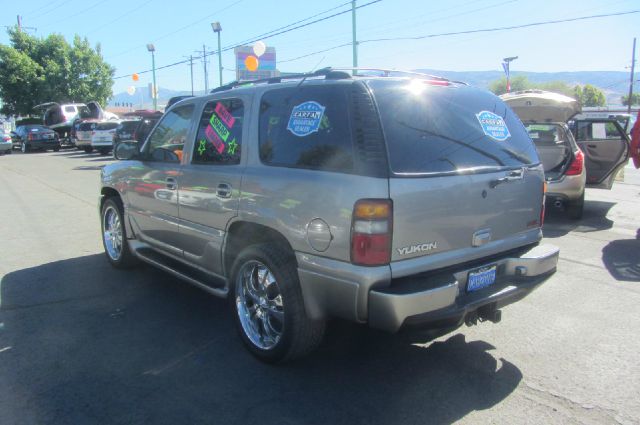 GMC Yukon Denali 2001 photo 2