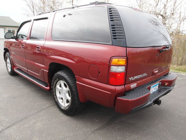 GMC Yukon Denali 2001 photo 17