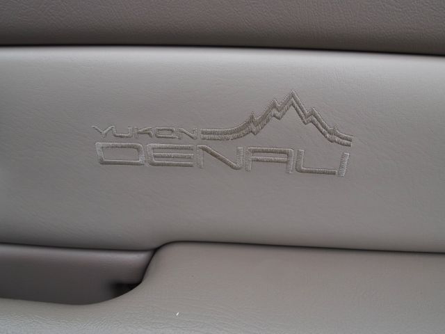 GMC Yukon Denali 2001 photo 8