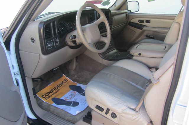 GMC Yukon Denali 2001 photo 2