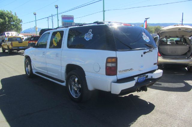 GMC Yukon Denali 2001 photo 3