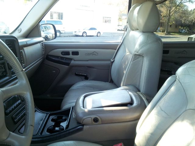 GMC Yukon Denali 2002 photo 2
