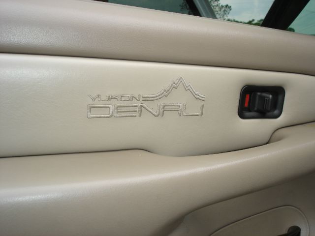 GMC Yukon Denali 2002 photo 17